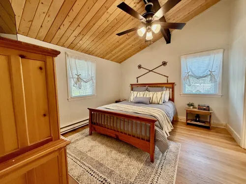 Cozy Winter Retreat Near Slopes with Inviting Fireplace. Pet Friendly!