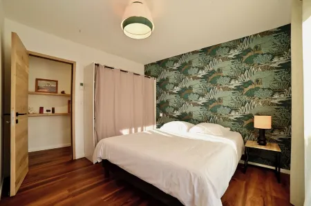 New house, heated pool, enclosed garden. Near historic center Périgueux