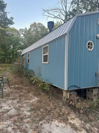 Charming cabin with AC and a pond in Versailles