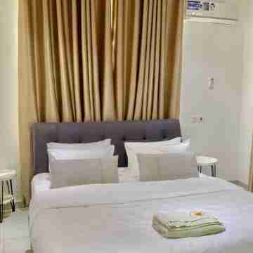 Holiday Suite w/free Wi-Fi for honeymoon, families and friends and office work Rooms