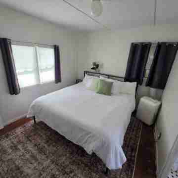 Highland Park Haven – Furnished 1BR Cottage w/ Parking & Wi-Fi Rooms