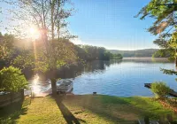 Serene Modern Lakefront Escape: Kayaks, Fishing, Firepit, Private Dock Hotel a Kinderhook