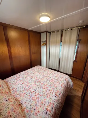 Clean and convenient cabin Centrally located in Atherton township. Отели в г. Атертон