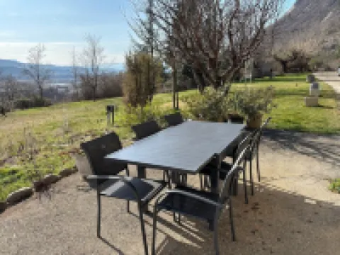 Hautes-Alpes garden apartment with open view