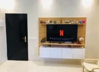 Quiet residence with swimming pool by the sea