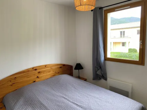 Logement 2 Chambres, Entièrement Rénové, Dans Résidence Avec Piscine