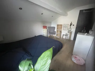 Sleek bedroom 뀨헤 가든 주변 호텔