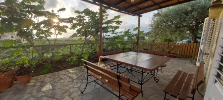 villa with sea view Отели рядом с достопримечательностью «Giardini Ravino»