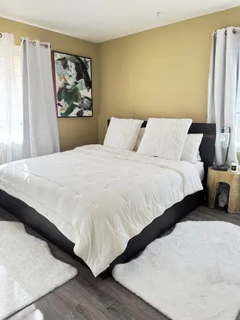 Modern Luxury Loft with Artful Vibes Отели рядом с достопримечательностью «Esplanade Park Cabana (Sugar Shed)»