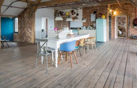 Beautiful Loft Apartment with Hot Tub and Sauna