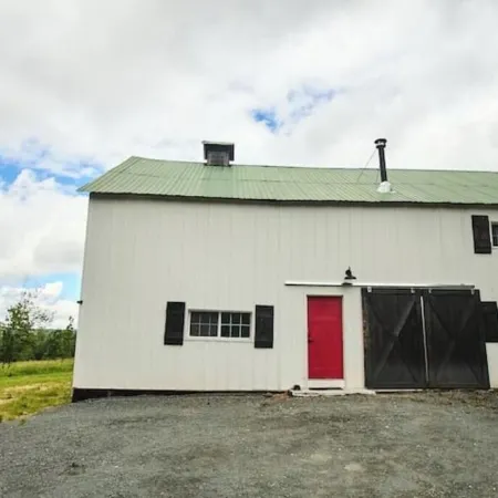 Luxe Barn • Hot Tub • Fire Pit • Ski • Catskills