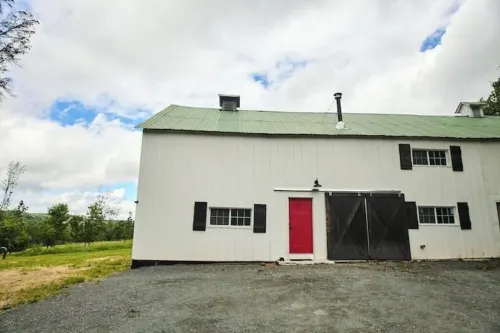 Luxe Barn • Hot tub • Pond • Pet Friendly • Firewood Hotels in Callicoon