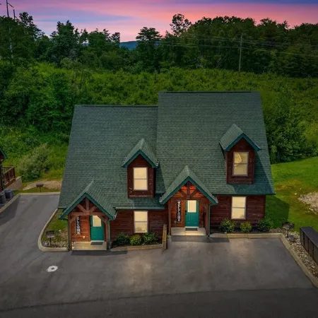 Great Location Close to Dollywood & the Island  with Hot Tub & Kids Closet