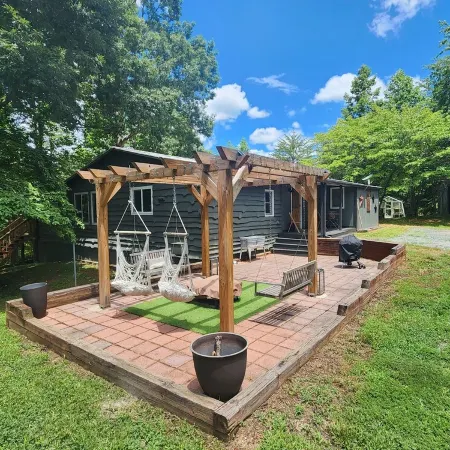 Cozy and Private Gem Cabin in the Smoky Mtns of NC, dog friendly,  great views!