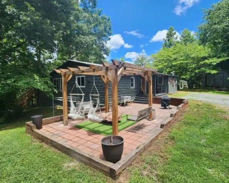 Cozy and Private Gem Cabin in the Smoky Mtns of NC, dog friendly,  great views! Hotels in Cowee
