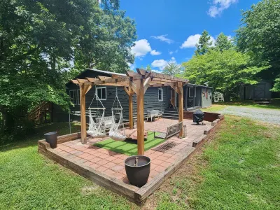 Cozy and Private Gem Cabin in the Smoky Mtns of NC, dog friendly,  great views! Hotels near Rose Creek Mine