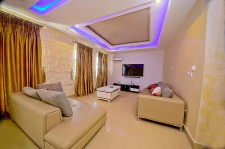 SLEEKHOUSE , a townhouse with a lake view Отели рядом с достопримечательностью «Элеко Бич»