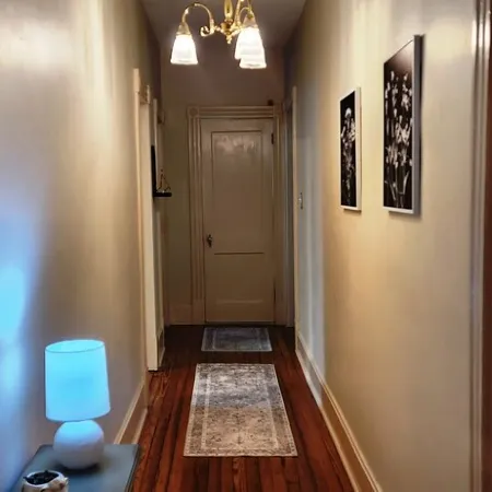 Charming 2-bedroom apartment with equipped kitchen and AC, in Cumberland, MD.