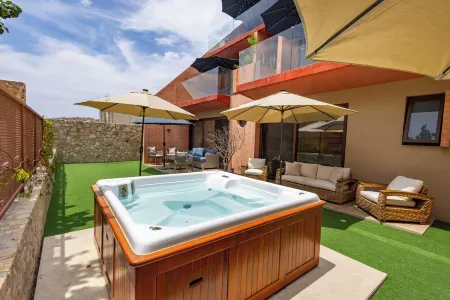 NEW Luxury 4 BR/4.5 BA, Ocean/Mountain Views, 3,000+ Sq. Ft, Prime Location!!