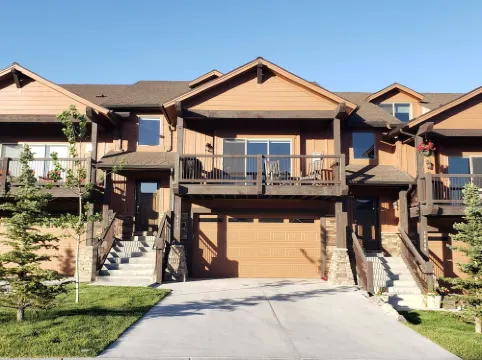 4BR Modern TH w/ AWESOME bunk room...Ask about summer MONTHLY rates