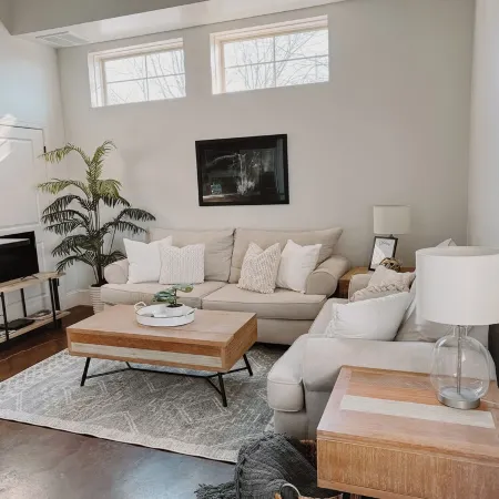 Porch & Pasture: Charming 2-bedroom house in marvelous Franklin with AC, WiFi