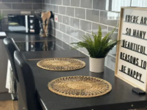 4 Bedroom Flat - Sleeps 5 - Free Parking & Wifi - Warwickshire