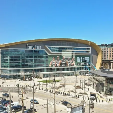 Penthouse • Fiserv, Bars, Perks & Big City Views • Downtown Milwaukee