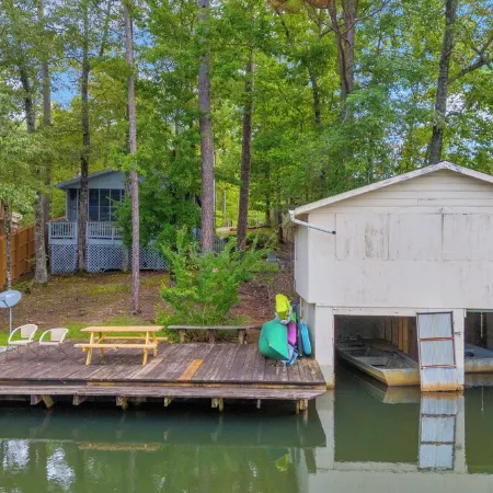 Charming 2-bedroom cabin in beautiful Mountain Rest on Lake Becky