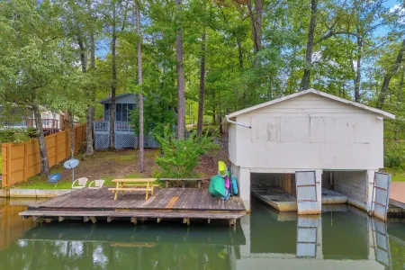 Charming 2-bedroom cabin in beautiful Mountain Rest on Lake Becky