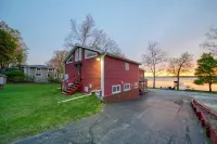 Large Lakefront Retreat – Sleeps 17+