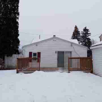 Charming 2-bedroom house with AC, WiFi in serene Green Bay Hotel Exterior