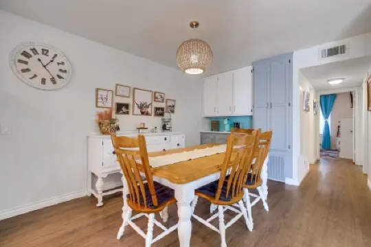 Cypress-Charming 3-bedroom home with AC, WiFi & Pool, close to Disney & Beaches