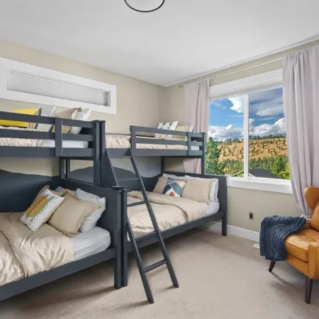 Spacious 6-bedroom, Views, King Beds, Hot Tub, Game Room near downtown Spokane