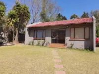 Beautiful rose garden cottage with pool n braai. Pet Friendly!