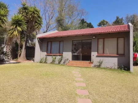 Beautiful rose garden cottage with pool n braai. Pet Friendly!