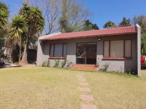 Beautiful rose garden cottage with pool n braai. Pet Friendly!