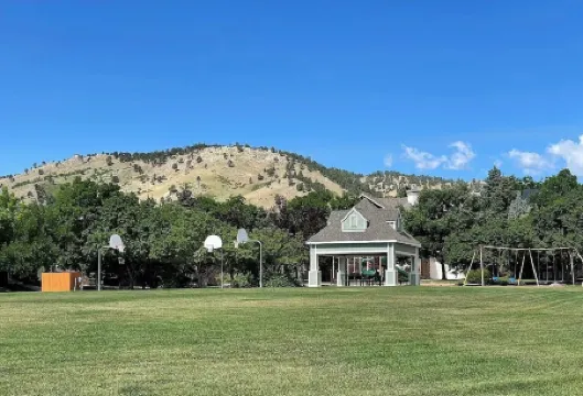 Stylish Boulder Escape – 1BR Condo Nestled in the Scenic Foothills