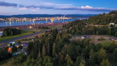 Charming 2-bedroom apartment with AC in Rainier