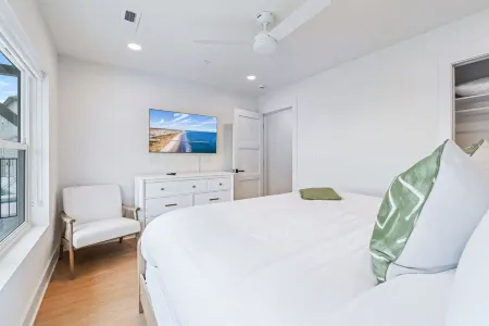 Waterfront Marina and Cozy Pool - Luxurious Coastal Retreat Отели в г. Джорджтаун