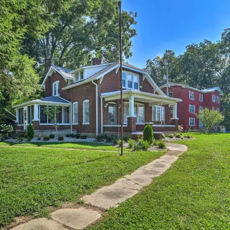 Glasgow Home w/ Porch: Close to Lake & Caves!