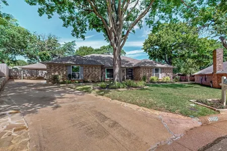 Spacious 5-Bedroom House with Wifi and Newly Furnished in Fabulous Arlington.