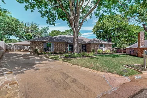 Spacious 5-Bedroom House with Wifi and Newly Furnished in Fabulous Arlington.