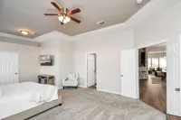 Gated Golf Course Home Near Cinco Ranch – Perfect for Remodels or Relocations! Devero附近的飯店