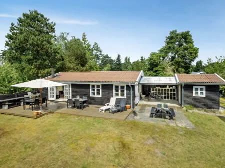 "Fjola" - 200m from the Sea Отели в г. Гульборгсунн