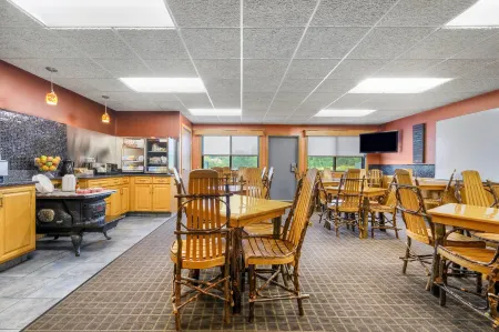 Super 8 by Wyndham Eveleth