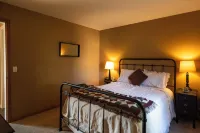 Whole House in Schroon Lake: Walk to Lake and Town! Hotel a Schroon