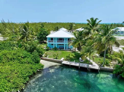 Canal Front Private Home in Treasure Cay, Bahamas with Dock Hotel di 