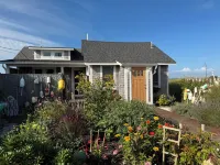 WATERFRONT COTTAGE WITH PRIVATE BEACH! On Beach Point in Truro... Not a condo... Hotels near Cape Cod National Seashore