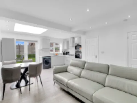 4 Bed - Sleeps 8 - Free Parking - Garden Hotels in Dagenham