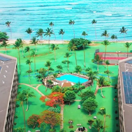 Spacious Oceanfront Maui Sunset Condo: Steps to Beach, King Bed, Pool, Gym, AC